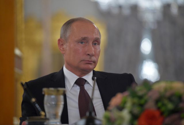 Πούτιν: Αρνήθηκε να συναντήσει τον Ολάντ και ανέβαλε την επίσκεψή του στο Παρίσι