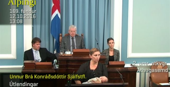 Ισλανδία: Ανέβηκε στο βήμα του κοινοβουλίου θηλάζοντας την κόρη της