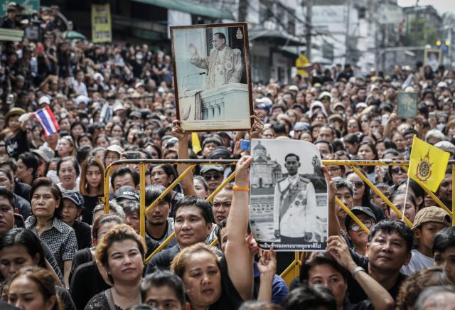 Εκατομμύρια Ταϊλανδοί ντύθηκαν στα μαύρα για να θρηνήσουν τον θάνατο του βασιλιά τους
