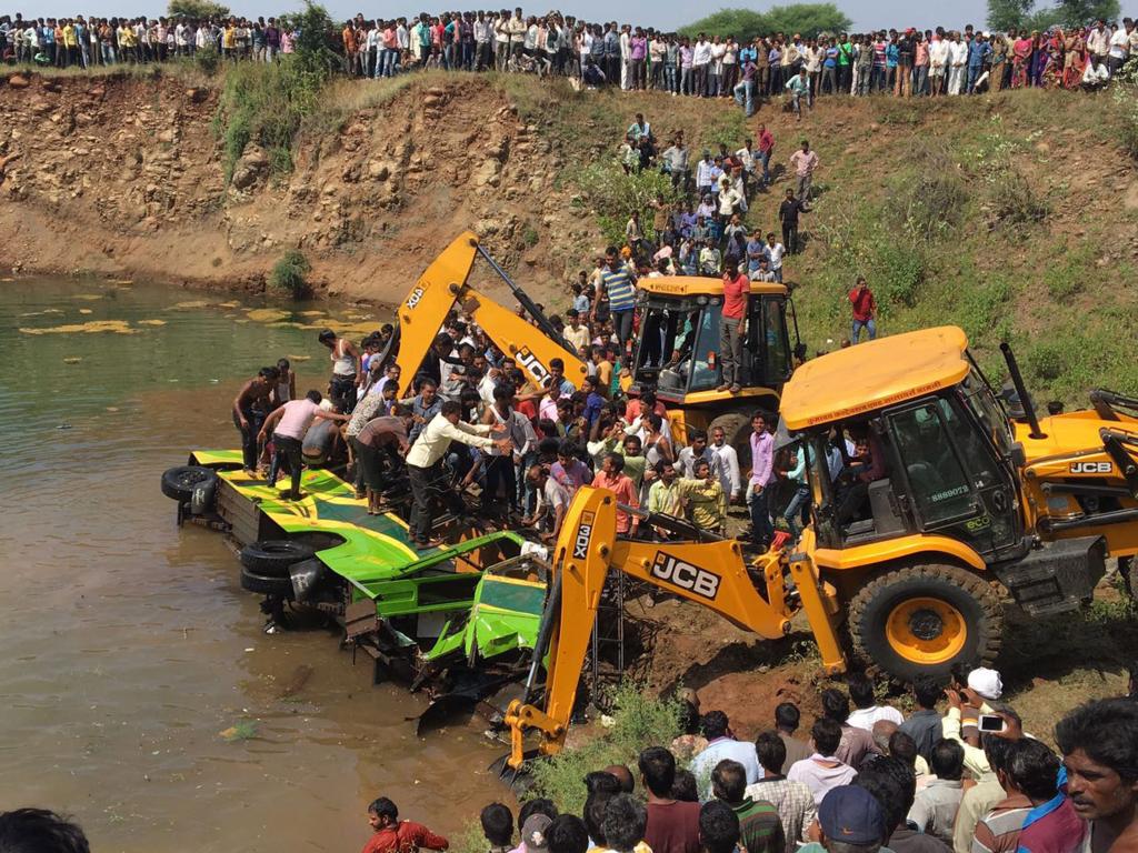 Ινδία: Είκοσι νεκροί από βουτιά λεωφορείου με 40 επιβάτες σε φαράγγι με νερό