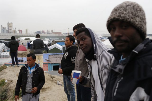 Δεκάδες πρόσφυγες θα μεταφερθούν από τη «ζούγκλα του Καλαί» στη Βρετανία