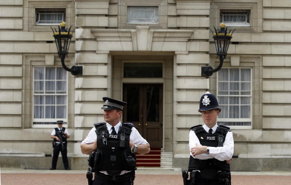 Άνδρας συνελήφθη στο Λονδίνο αφού σκαρφάλωσε στην πύλη των ανακτόρων του Μπάκιγχαμ