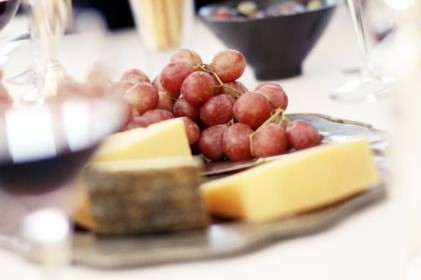 Γιατί ταιριάζει τόσο πολύ το τυρί με το κρασί
