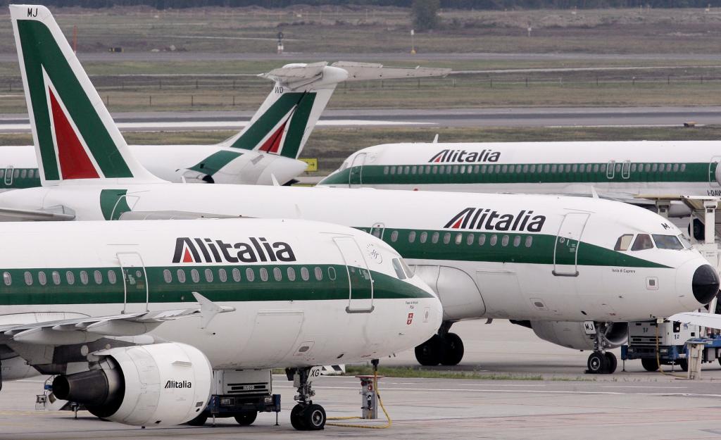 Η Alitalia περικότει θέσεις εργασίας και δρομολόγια