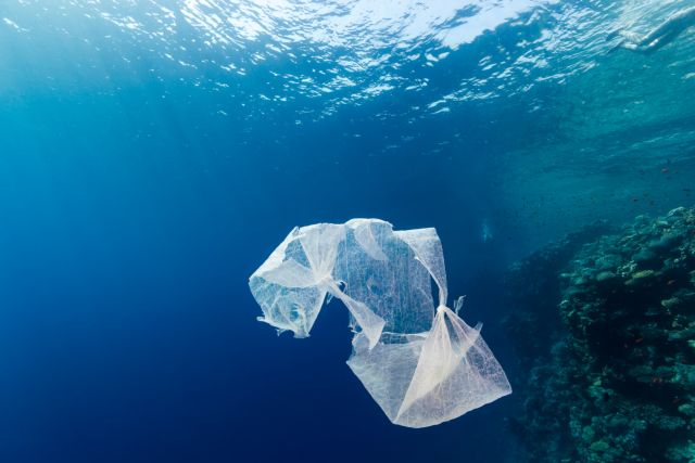 Μέχρι και κάδους απορριμμάτων πετάνε οι Ελληνες… στις θάλασσες