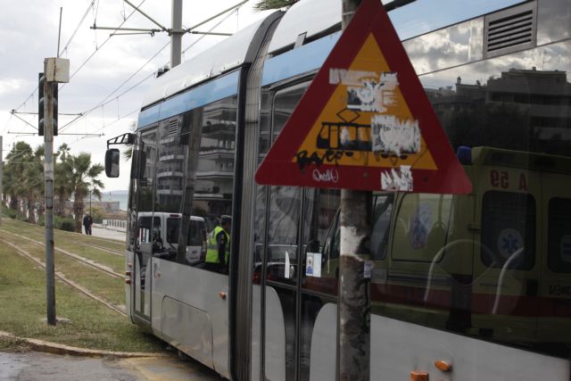 Απεγκλωβίστηκε γυναίκα που έπεσε στις γραμμές του τραμ στην Αμαλίας