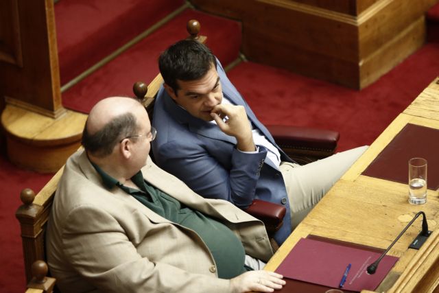 Ενώπιος ενωπίω ο Αλέξης Τσίπρας και ο Νίκος Φίλης στο Πολιτικό Συμβούλιο