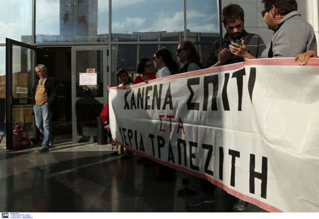 Θεσσαλονίκη: Εγραψαν συνθήματα έξω από το γραφείο της προέδρου συμβολαιογράφων