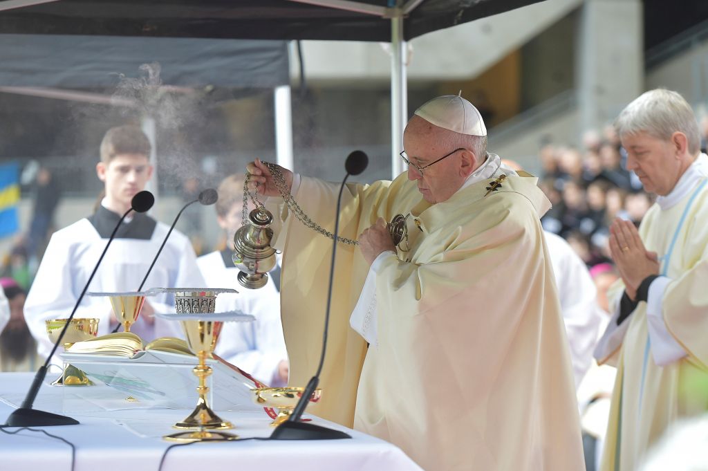 Ο Πάπας αποκλείει κατηγορηματικά το ενδεχόμενο χειροτονίας γυναικών ιερέων