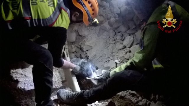 Διάσωση σκύλου στην Ιταλία που έμεινε 24 ώρες κάτω από τα ερείπια μετά το σεισμό
