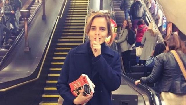 Γιατί η Εμα Γουότσον κρύβει βιβλία στο λονδρέζικο μετρό;