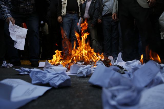 Συνταξιούχοι έκαψαν επιστολές Κατρούγκαλου στη Λάρισα
