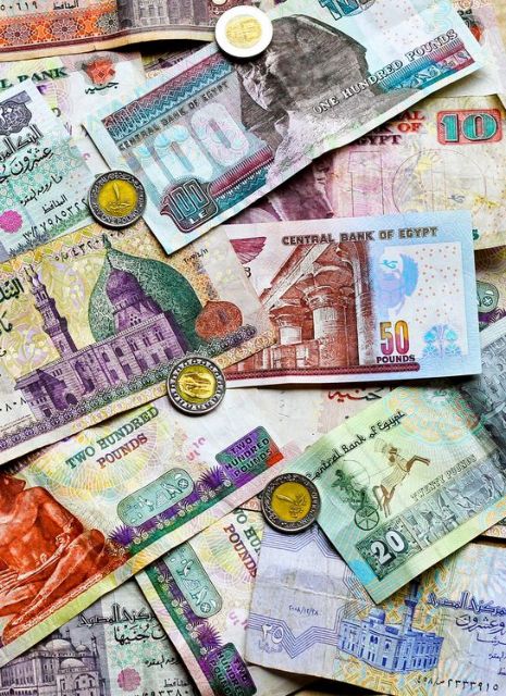 Η Αίγυπτος υποτίμησε τη λίρα για να πάρει δάνειο από το ΔΝΤ