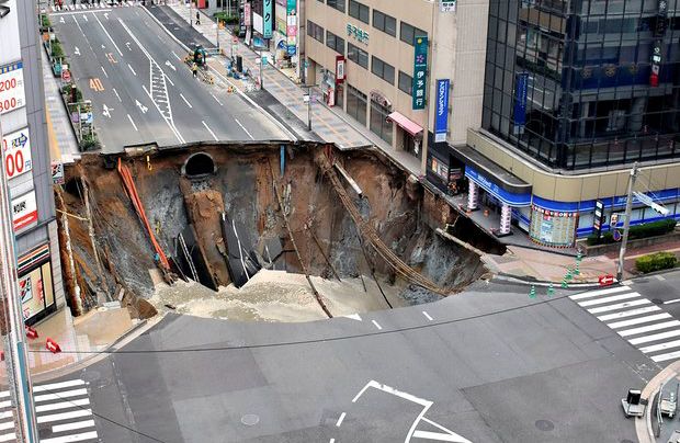 Καταβόθρα στην Ιαπωνία κατάπιε δρόμο πέντε λωρίδων – Εκκενώθηκαν κτίρια