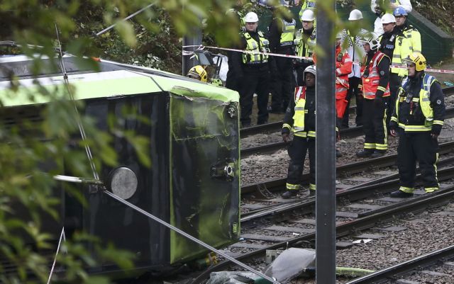 Λονδίνο: Ενας νεκρός και πάνω από 50 τραυματίες από τον εκτροχιασμό τραμ