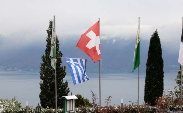 Παρ’ ολίγον πρόβλημα στις συνομιλίες για το Κυπριακό λόγω ελληνικής σημαίας