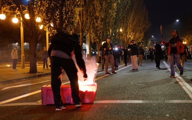 Ο Τραμπ εξήρε το πάθος των διαδηλωτών εναντίον του