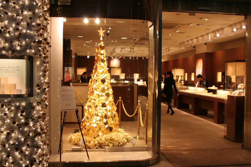 Χριστουγεννιάτικο δέντρο από χρυσό 1,8 εκατ. δολαρίων πωλείται στο Τόκιο!