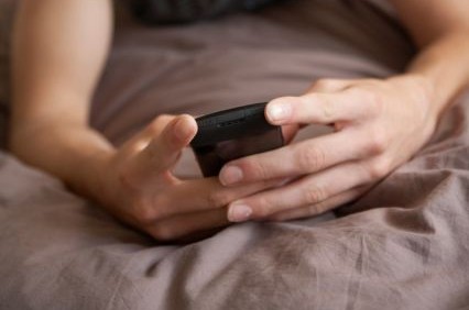 Εμπόδιο για τον ύπνο τα «έξυπνα» κινητά στο κρεβάτι