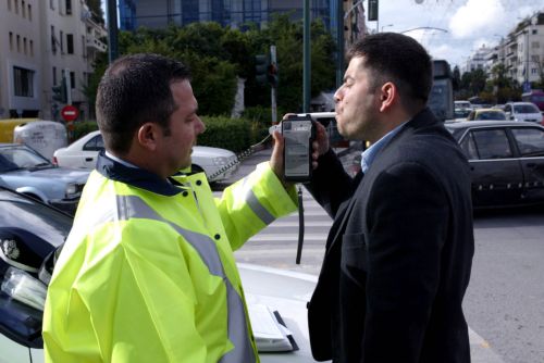 Στην κατανάλωση αλκοόλ οφείλεται ένα στα τρία θανατηφόρα τροχαία