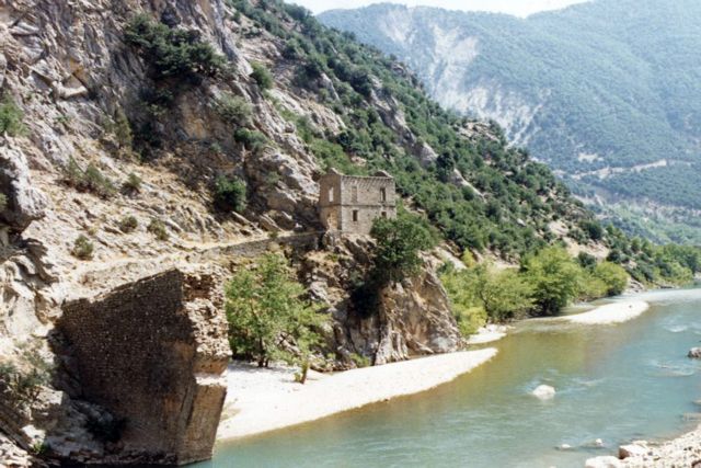 Ανασύρθηκαν τμήματα της ιστορικής γέφυρας Κοράκου από την κοίτη του Αχελώου