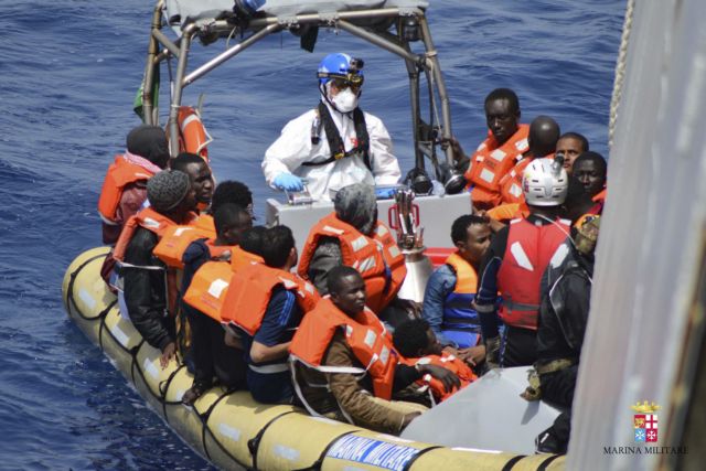 Ιταλία: Διασώθηκαν άλλοι 900 μετανάστες στη Μεσόγειο