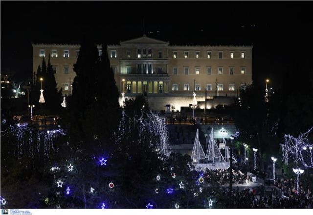 Αναψαν τα γιορτινά φώτα στην πλατεία Συντάγματος