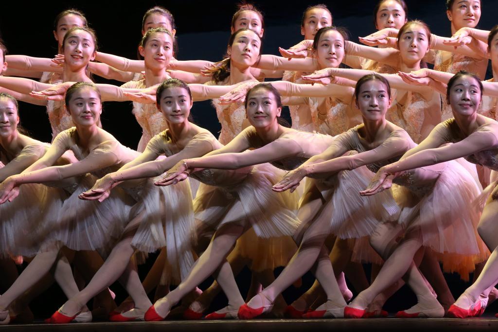 Κινέζες χορεύτριες ”ζεσταίνονται” για το Φεστιβάλ Χορού ΝCPA 2016 στο Πεκίνο