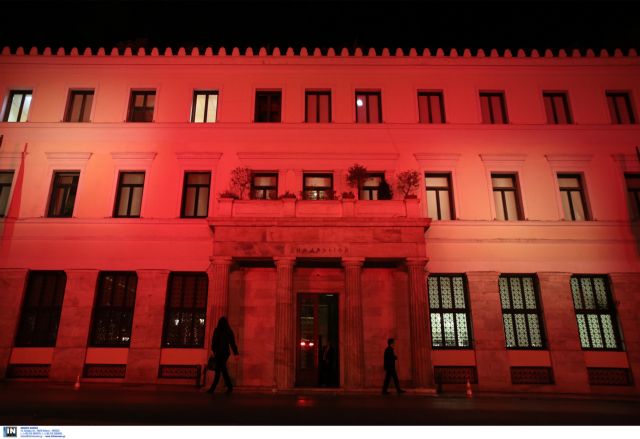 Στα χρώματα της τουρκικής σημαίας φωτίστηκε το δημαρχείο της Αθήνας