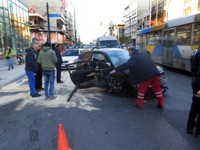 Τροχαίο με έξι τραυματίες, ο ένας πεζός, στη λεωφόρο Συγγρού