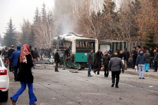 Στους 14 οι νεκροί από την έκρηξη σε λεωφορείο στην Τουρκία