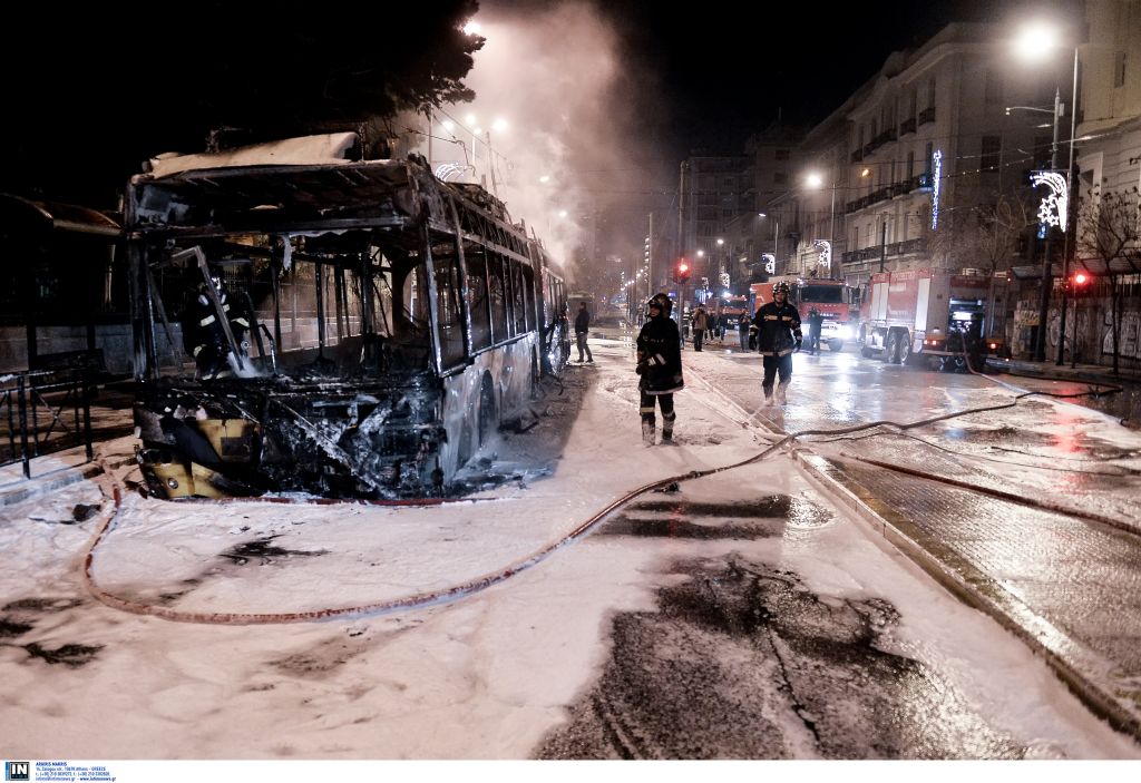 Πυρπόλησαν τρία τρόλεϊ στην Πατησίων – Ανάληψη ευθύνης για τις επιθέσεις