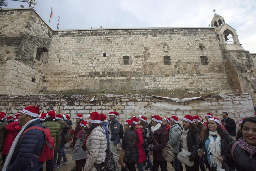 Πιστοί απ’ όλον τον κόσμο συρρέουν στη Βηθλεέμ για τα Χριστούγεννα