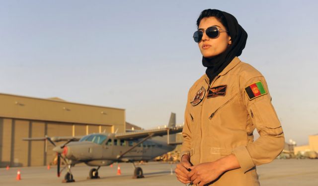 Αίτηση χορήγησης πολιτικού ασύλου από την πρώτη γυναίκα πιλότο του Αφγανιστάν