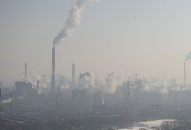 Σε «πορτοκαλί» συναγερμό το Πεκίνο για την ατμοσφαιρική ρύπανση