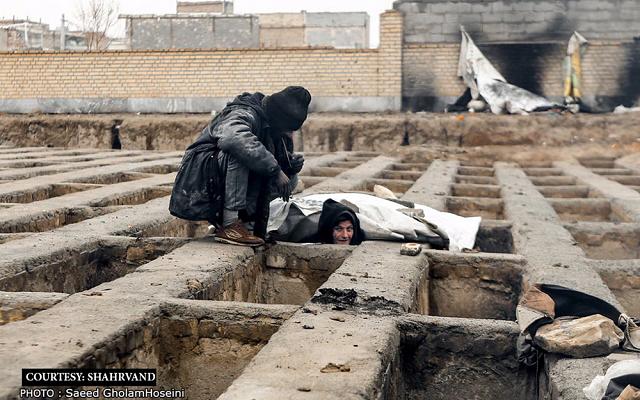 Ιράν: Αστεγοι κοιμούνται σε άδειους τάφους νεκροταφείου