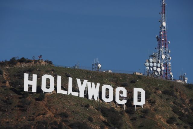 Πρωτοχρονιάτικη φάρσα με την επιγραφή «Hollywood»