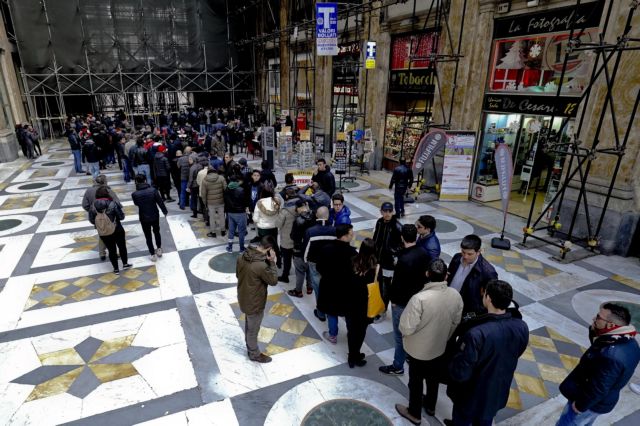 Φτώχεια, μπάλα και φιλότιμο στη Νάπολι