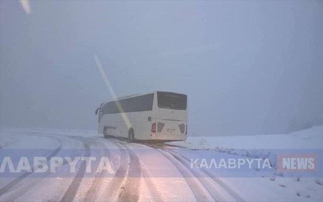 Λεωφορείο ΚΤΕΛ εγκλωβίστηκε για μία ώρα λόγω του χιονιά στα Καλάβρυτα