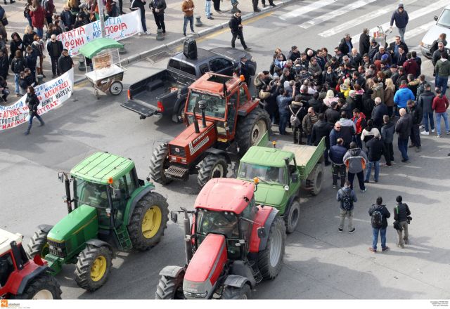 Κλιμακώνουν τις κινητοποιήσεις τους οι αγρότες σε όλη τη χώρα