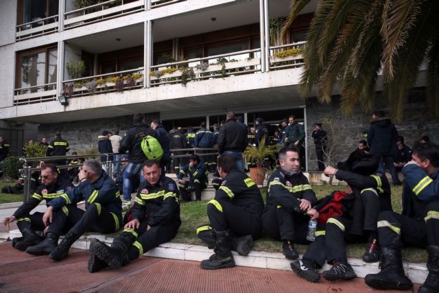 Πυροσβέστες έσπασαν την είσοδο του υπ. Διοικητικής Μεταρρύθμισης