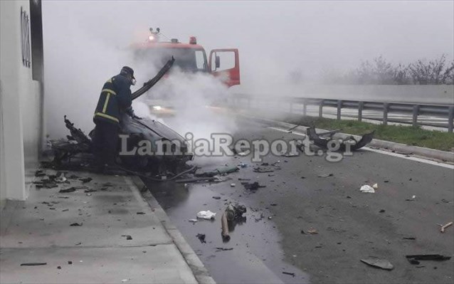 Πόρσε καρφώθηκε σε ΙΧ σε πάρκινγκ της εθνικής οδού – 4 νεκροί