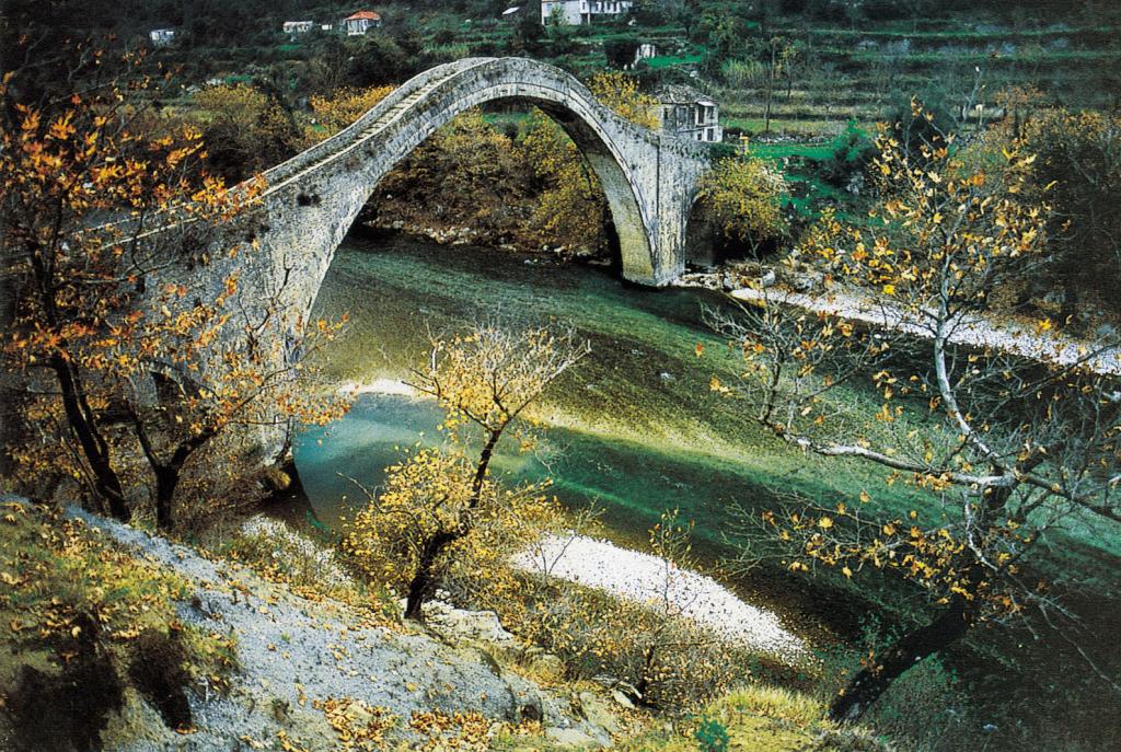 Ουσιαστικό ρόλο στην αναστήλωση του γεφυριού της Πλάκας ζητά ο περιφερειάρχης