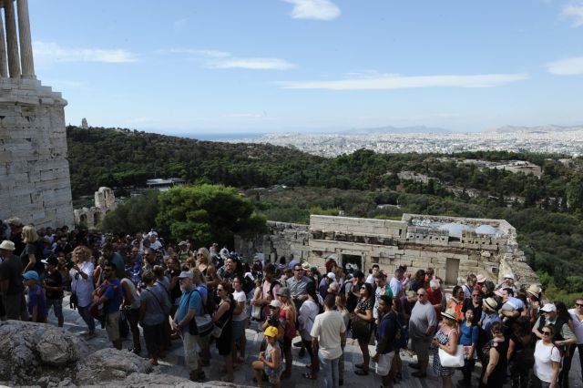 Αυξημένα τουριστικά έσοδα κατά 1 δισ. ευρώ αναμένει ο ΣΕΤΕ για το 2017