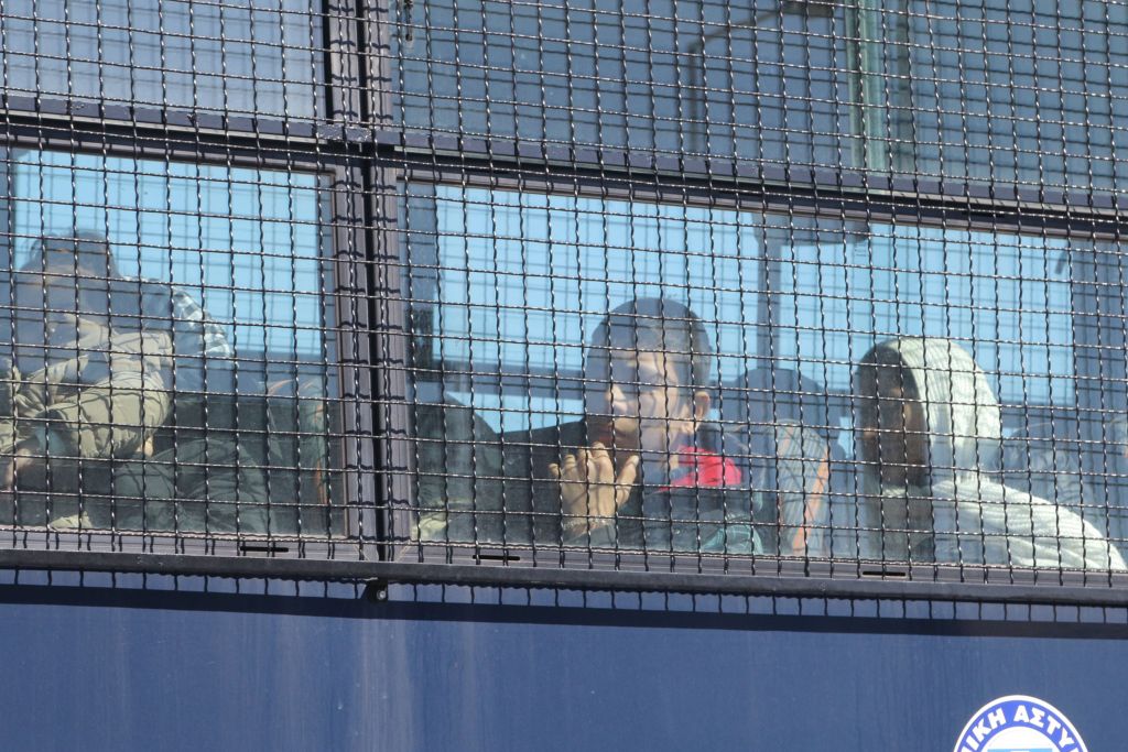 Συλλήψεις διακινητών στην Κρήτη – έκρυβαν μετανάστες σε σπηλιές