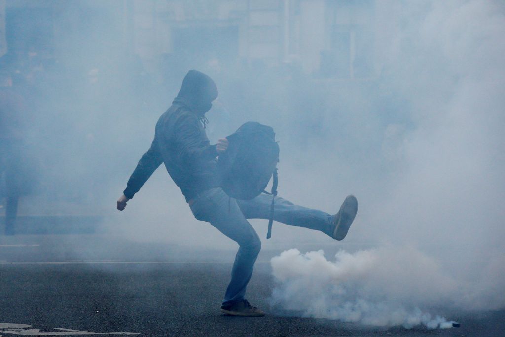 Χιλιάδες άνθρωποι διαδήλωσαν κατά της αστυνομικής βίας στο Παρίσι