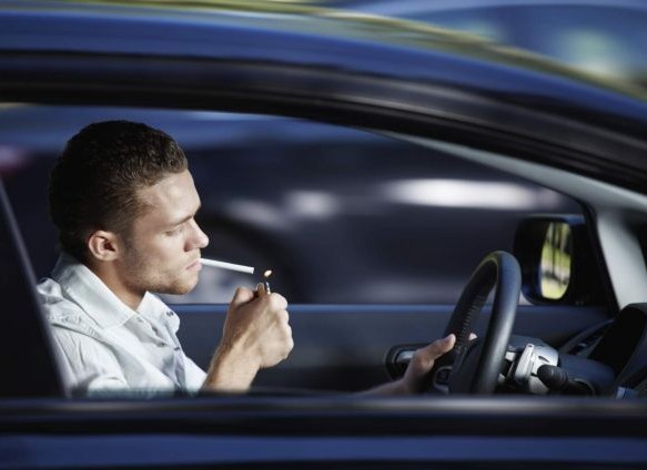 Πρόστιμο 1.500 ευρώ για όσους καπνίζουν με παιδιά στο αυτοκίνητο