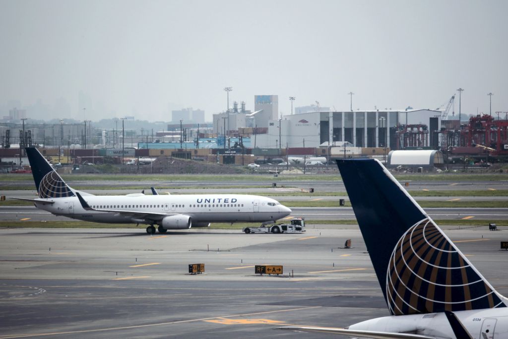 Επιβάτης της United Airlines απομακρύνθηκε με τη βία από υπεράριθμη πτήση