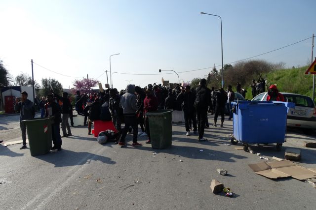 Αφρικανοί κατέλαβαν δρόμο στη Μυτιλήνη