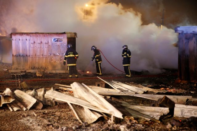 Συμπλοκές και φωτιά σε καταυλισμό προσφύγων στον πορθμό της Μάγχης